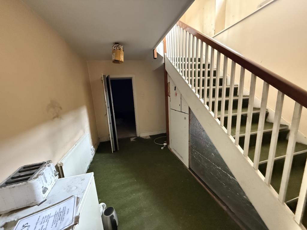 Lot: 86 - FORMER COMMERCIAL PROPERTY WITH PLANNING PERMISSION FOR RESIDENTIAL CONVERSION - Ground floor hallway